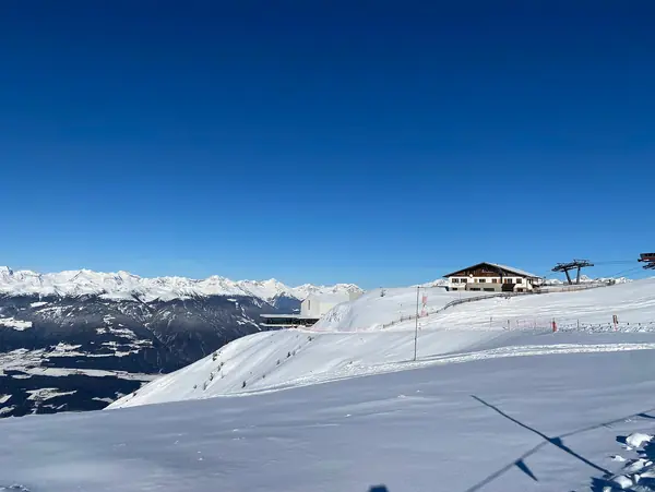 Piste au sommet du Plan de Corones, vue sur le Pustertal enneigé, décembre 2022