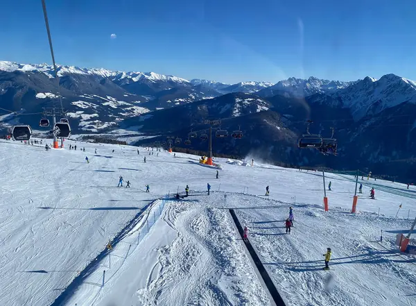 Skieurs sur les pistes du sommet du Plan de Corones, décembre 2022