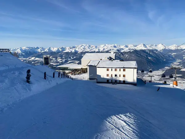 Bâtiments du sommet du Plan de Corones et piste damée, décembre 2022