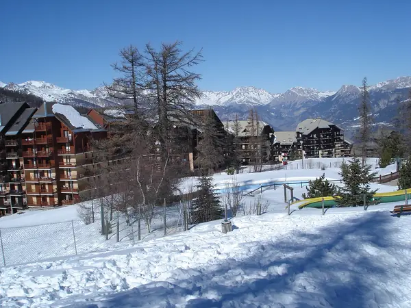 La station de Risoul 1850 enneigée, vue vers les sommets des Hautes-Alpes (février 2006)