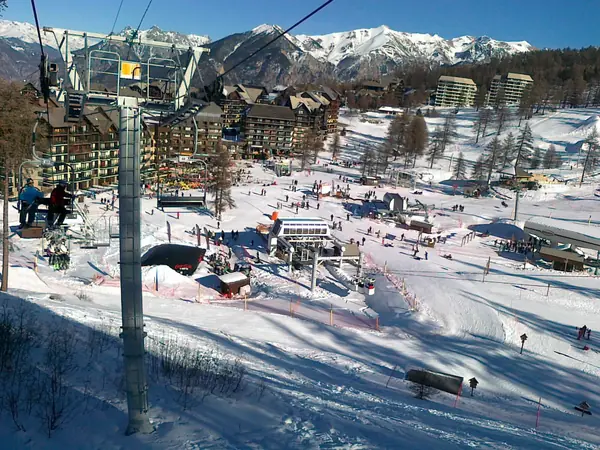 Risoul 1850 et son front de neige vus depuis un télésiège (janvier 2012)