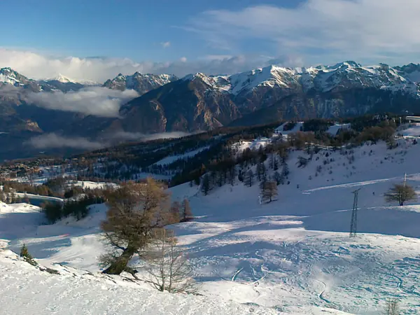 Vue depuis le domaine de Risoul sur la vallée de la Durance et les Écrins (janvier 2012)