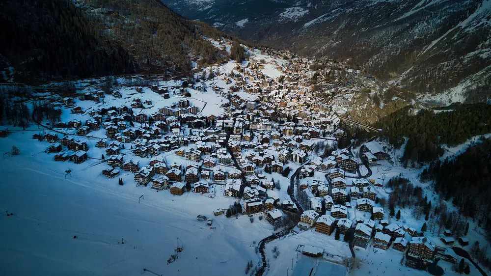 Le village de Saas-Fee sous la neige, vu d'en haut (janv. 2020)