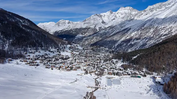 Saas-Fee et la vallée en hiver, sommets enneigés en fond (févr. 2026)