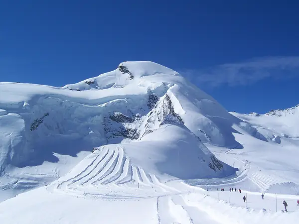 Pistes du glacier sous l'Allalinhorn, domaine de Saas-Fee (mars 2007, photo de Saastal Tourismus)