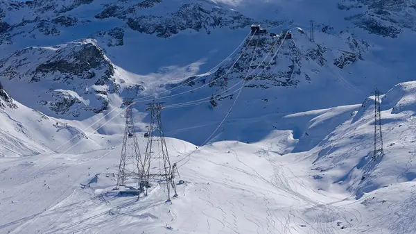 Vue vers le Felskinn et les pylônes du téléphérique, domaine de Saas-Fee (févr. 2026)