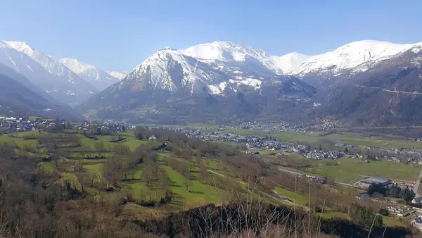 Vallée d'Aure et village de Saint-Lary vus de Camparan, station du Pla d'Adet et sommets enneigés au fond (mars)