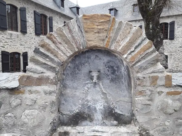 Fontaine de la place de la Mairie au village de Saint-Lary, toits enneigés (22 février)