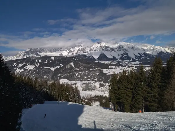 Dachstein et vallée vus depuis une piste de la Reiteralm, février 2022