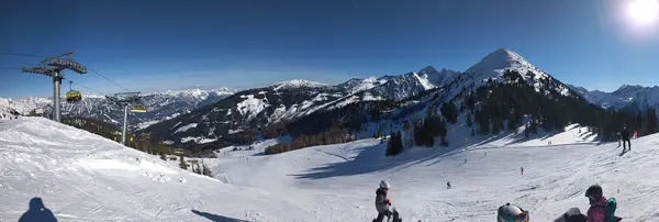 Panorama depuis le haut de la Planai : télésiège, pistes et sommets, février 2022
