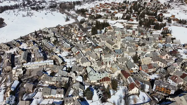 Le Monêtier-les-Bains enneigé vu d'en haut, toits du village en février