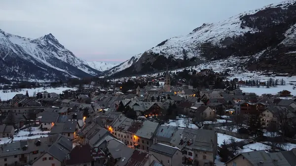 Le Monêtier-les-Bains au crépuscule en février, vallée de la Guisane enneigée et pics de Combeynot