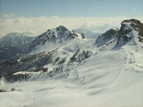 Secteur du Prorel (col du Prorel) en mars, pistes et sommets enneigés