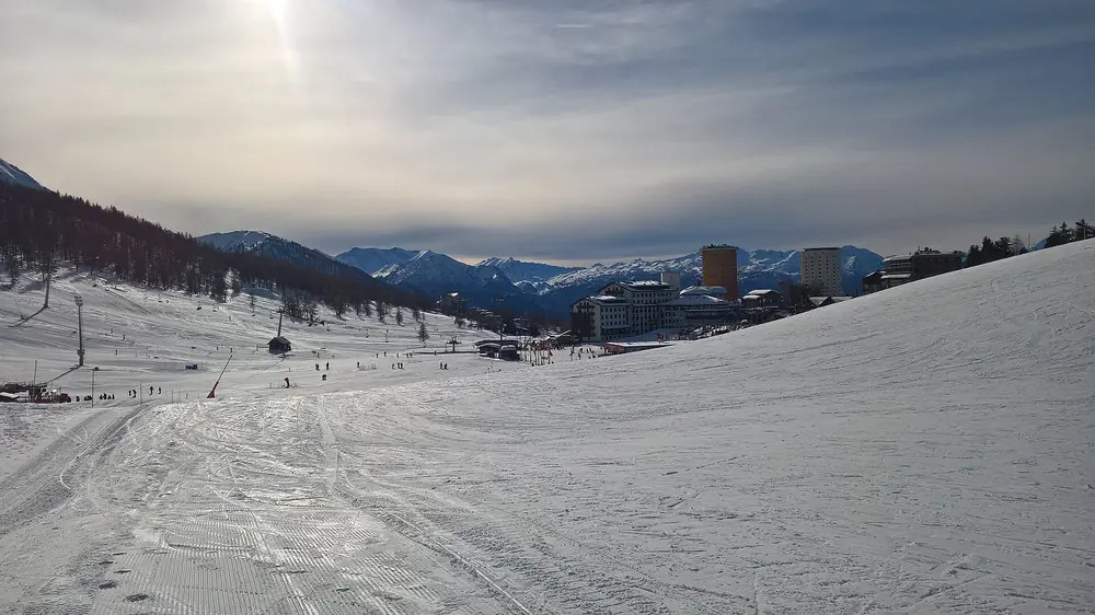 Le village de Sestriere et ses tours au col, au bout d'une piste damée, février 2017