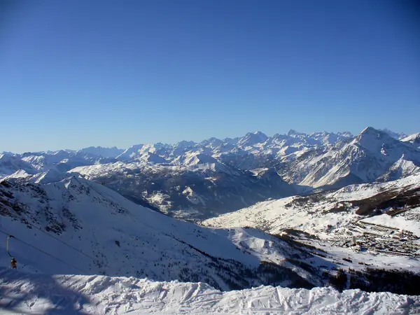 Vue depuis le Monte Motta (Sestriere) sur les pistes et les Alpes enneigées, décembre 2008