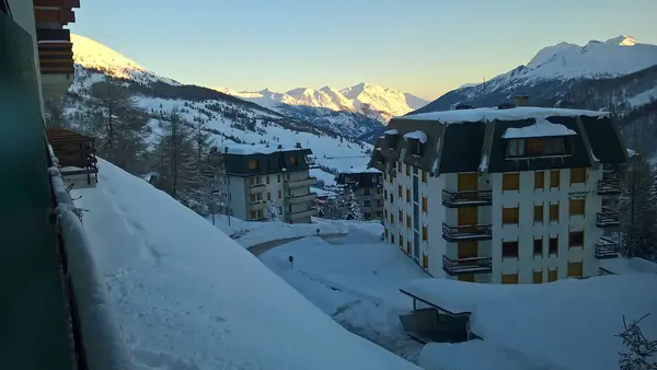Immeubles sous la neige au Colle del Sestriere, décembre 2016