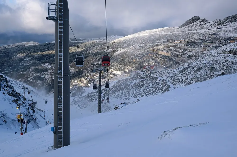 Télécabine au-dessus de Pradollano enneigé, station de Sierra Nevada (janvier 2021)