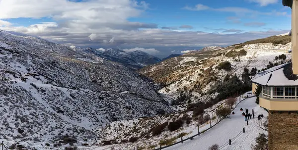 Vue depuis Pradollano sur la vallée du Monachil enneigée (janvier 2018)