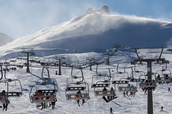 Télésièges chargés de skieurs sur le domaine de Sierra Nevada, observatoire au sommet (janvier 2018)