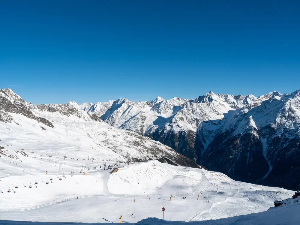 Domaine de Sölden vu depuis la Rotkogelhütte, Alpes de Stubai au fond, décembre 2024