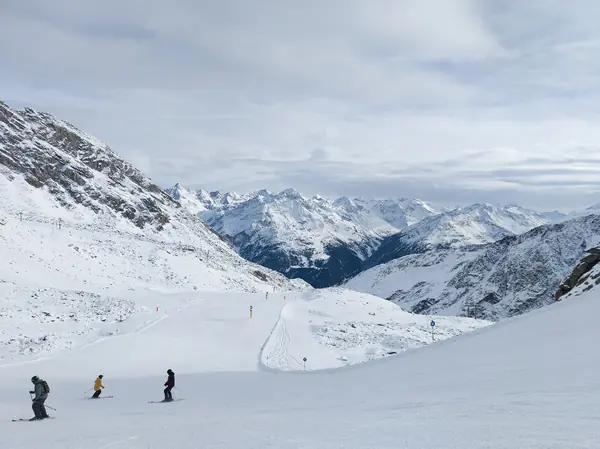 Piste sous le Schwarzkogl, vue vers les sommets de l'Ötztal, décembre 2024