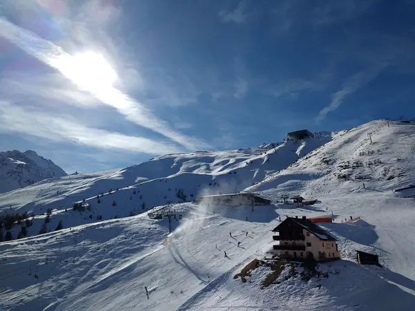 Domaine skiable de Sölden et refuge sur un replat, février 2017