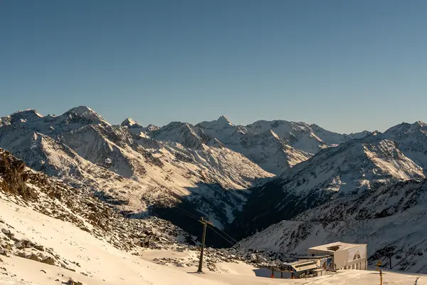 Vue depuis le domaine de Sölden vers les Alpes de Stubai, décembre 2024