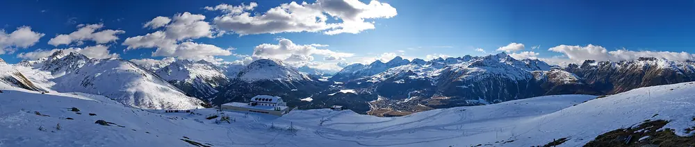 Panorama d'hiver de la Haute-Engadine depuis Muottas Muragl : St. Moritz, Celerina, piste de bob et lacs gelés (mars 2023)