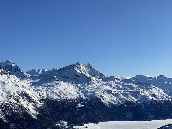 Vue hivernale depuis le domaine de la Corviglia sur les sommets au sud de St. Moritz et un lac gelé, février 2020