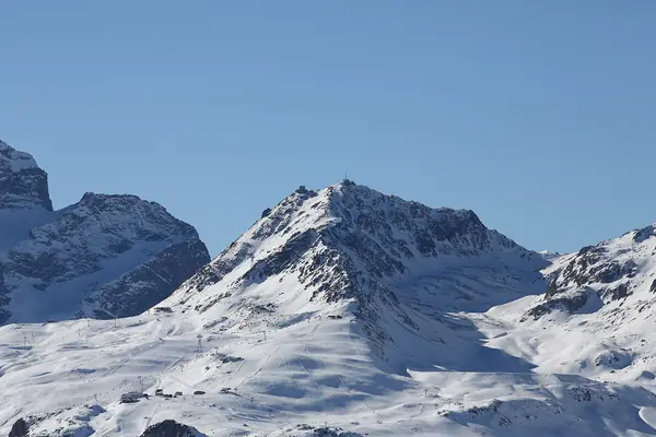 Le Piz Nair (sommet de la Corviglia) enneigé, vu depuis Muottas Muragl, février 2023