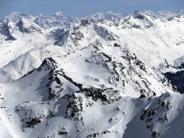 Gare sommitale du Piz Nair (Corviglia) sous la neige, vue depuis le Piz Surgonda, mars 2015