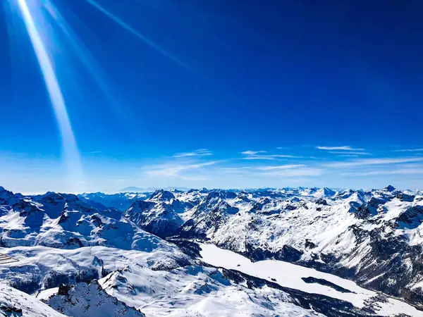 Vue d'hiver depuis la gare du Corvatsch (3 303 m) sur le lac de Sils gelé, mars 2021