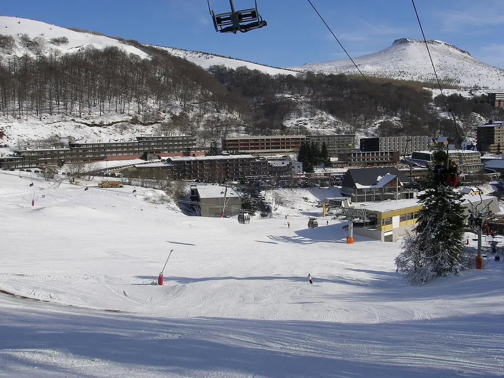 Front de neige et gare de départ du téléphérique de la Perdrix à Super-Besse, février 2009