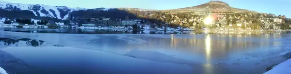 Panorama du lac des Hermines gelé et de la station de Super-Besse, février 2008 (format très allongé)