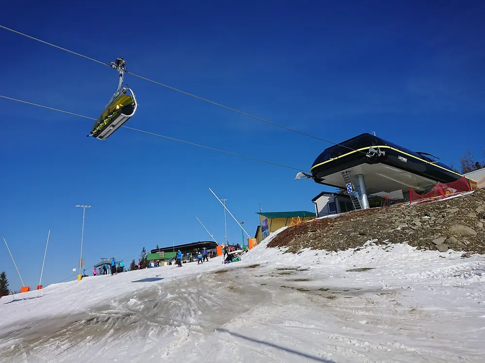Stoeltjeslift B1 en het bovenstation bij Hala Skrzyczeńska, Szczyrk Mountain Resort, maart 2018