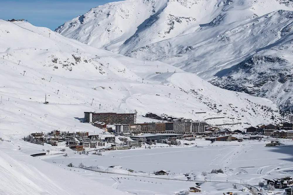 Tignes le Lac et le lac gelé vus depuis le domaine skiable, en hiver (janvier 2017)