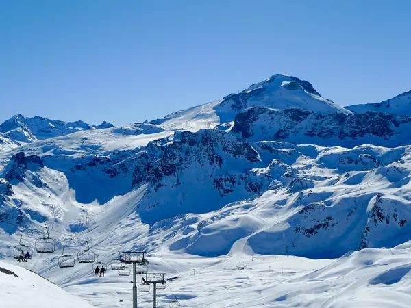 La Grande Motte et son glacier vus depuis l'Aiguille Percée, télésiège au premier plan (février 2011)