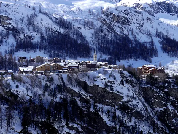 Le village de Tignes 1800 et son église sous la neige (février 2026)