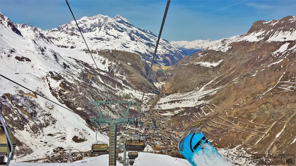 Vista da una seggiovia sulla valle di Val d'Isère verso Tignes, in inverno (31 marzo)