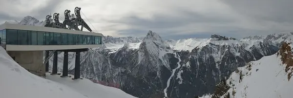Gare d'arrivée du téléphérique Alba-Col dei Rossi, secteur Belvedere (février 2016)