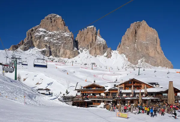 Le Rifugio Salei au Passo Sella vu du télésiège Norei, Val di Fassa (février 2025)