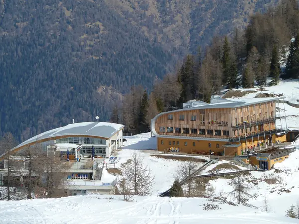 Refuge Solander et pistes enneigées du domaine de Folgarida, mars 2012