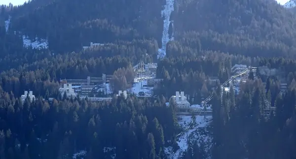 Marilleva 1400 dans la forêt enneigée, vue depuis Roncio (Mezzana), janvier 2022