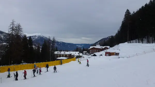 Piste au pied de Folgarida, avec skieurs au loin