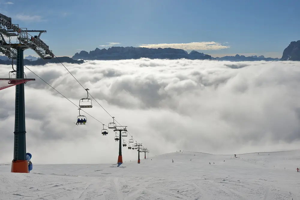 Télésiège et pistes du Seceda au-dessus d'Ortisei (janvier 2016)