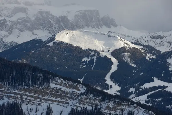 Le Ciampinoi et la piste de descente Saslong de la Coupe du monde (février 2013)