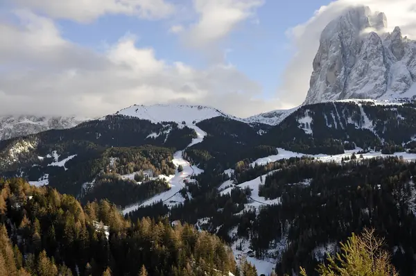 La piste Saslong et le Sassolungo, Selva-Santa Cristina (décembre 2010)