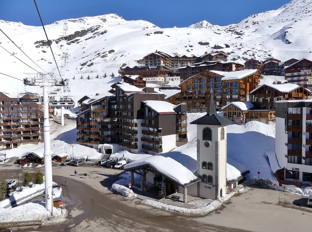La chapelle et les résidences de Val Thorens en hiver, vues d'un télésiège
