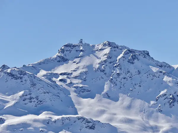 La Cime Caron enneigée, avec la gare d'arrivée du téléphérique au sommet