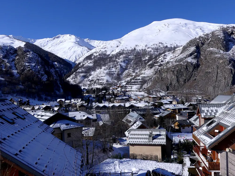 Toits enneigés du village de Valloire, côté ouest, avec les sommets autour (janvier 2025)